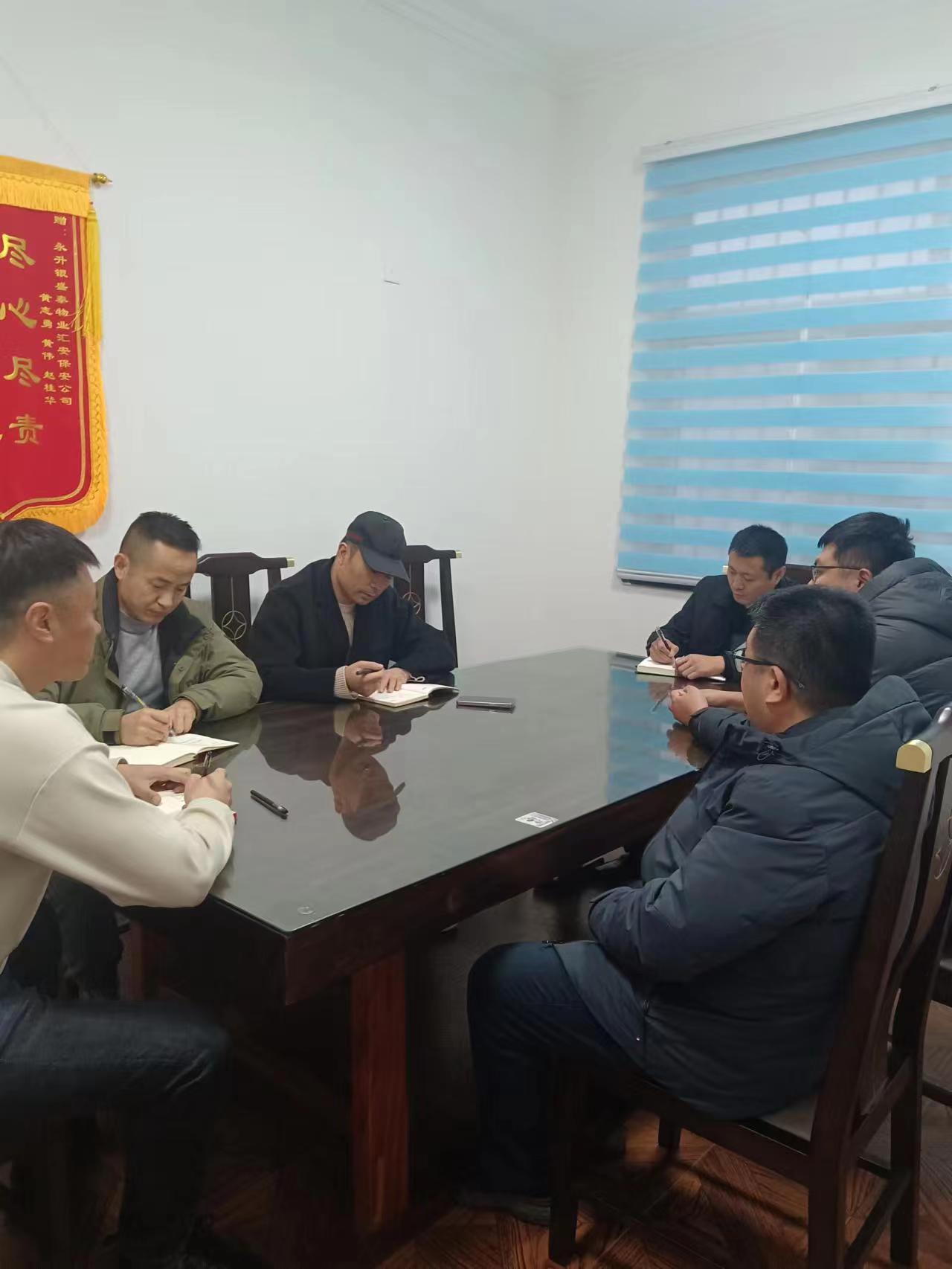 2-23121H11526329.jpg 城陽(yáng)區(qū)物業(yè)辦有關(guān)領(lǐng)導(dǎo)來(lái)公司檢查指導(dǎo)工作(圖2)