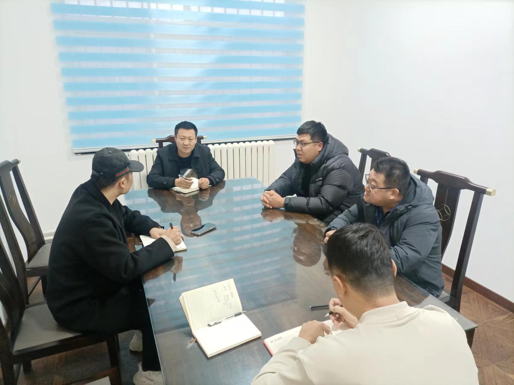 2-23121H11544I5.jpg 城陽(yáng)區(qū)物業(yè)辦有關(guān)領(lǐng)導(dǎo)來(lái)公司檢查指導(dǎo)工作(圖4)